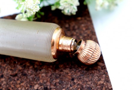 Frasco de perfume em vidro fosco espirilado com tampa em ouro relevado e estojo 